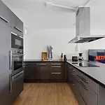 Eindrucksvolle Zwei-Zimmer-Wohnung Mit Balkon Und Grosser Kueche