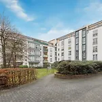 Eindrucksvolle Zwei-Zimmer-Wohnung Mit Balkon Und Grosser Kueche