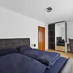 Eindrucksvolle Zwei-Zimmer-Wohnung Mit Balkon Und Grosser Kueche