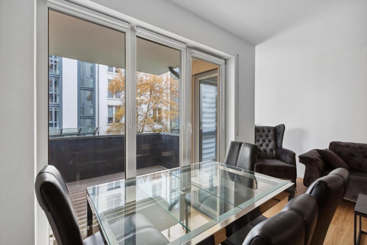 Eindrucksvolle Zwei-zimmer-wohnung Mit Balkon Und Grosser Kueche Apartment